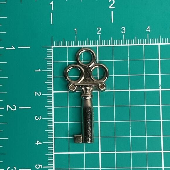 Vintage Style Pendant Skeleton Key - Picture 3 of 3